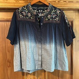 ZARA Blue/Grey Ombré Floral Embroidered Cotton Top, Hidden Button Front Sz Large